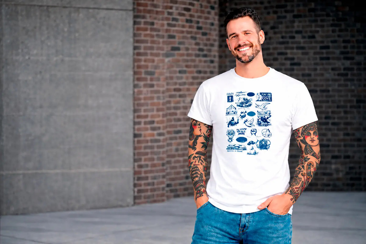AZIKX weißes Unisex-T-Shirt mit blauer Abenteuer-Collage aus Outdoor-, Natur- und Reisemotiven, präsentiert von einem tätowierten männlichen Model202