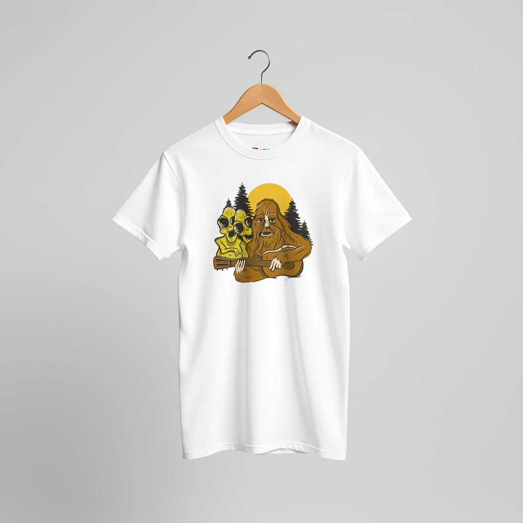 Bigfoot Rock Legende T-Shirt | Mystischer Gitarrist Wald Abenteuer Design – T-Shirt for everyday use | AZIKX