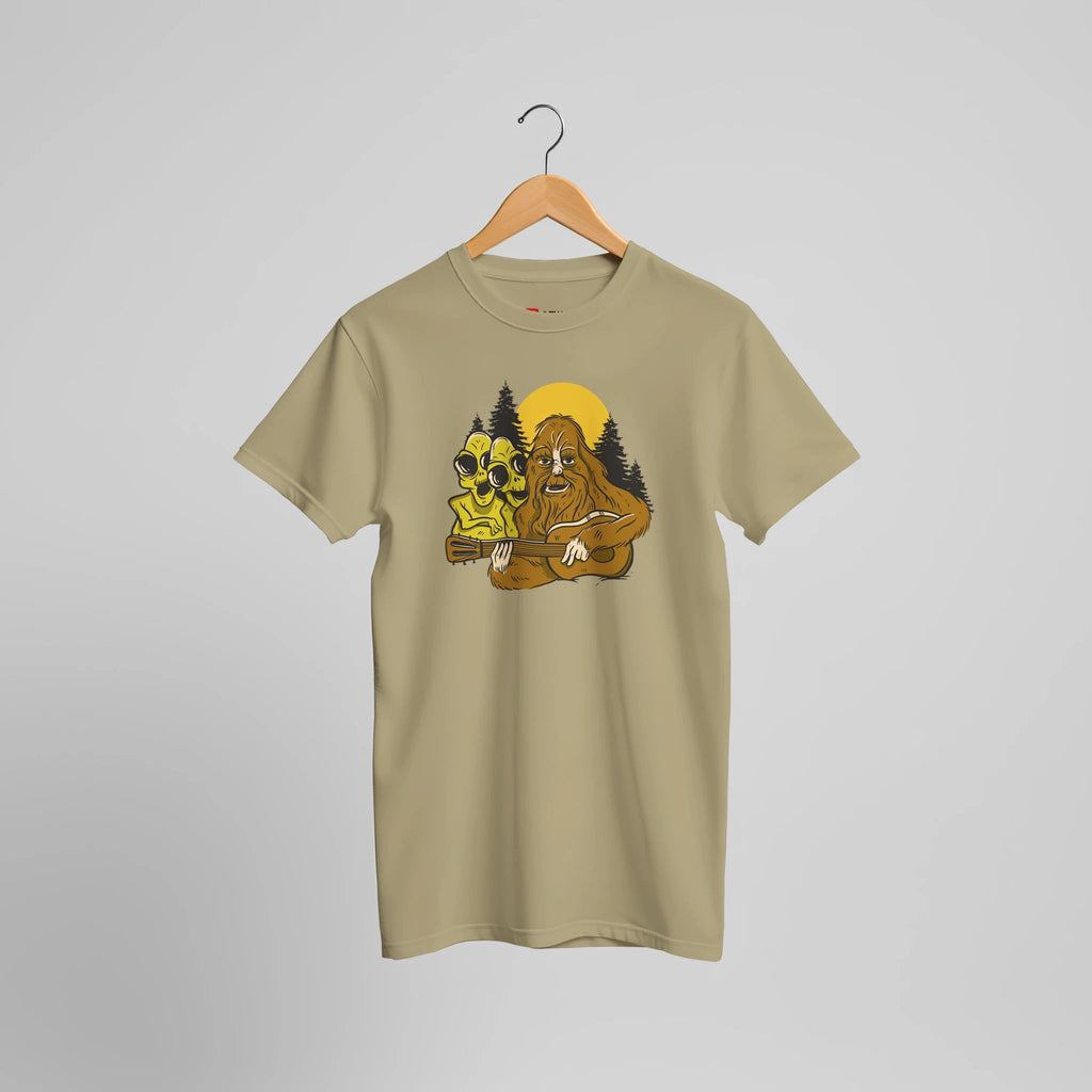 Bigfoot Rock Legende T-Shirt | Mystischer Gitarrist Wald Abenteuer Design – T-Shirt for everyday use | AZIKX