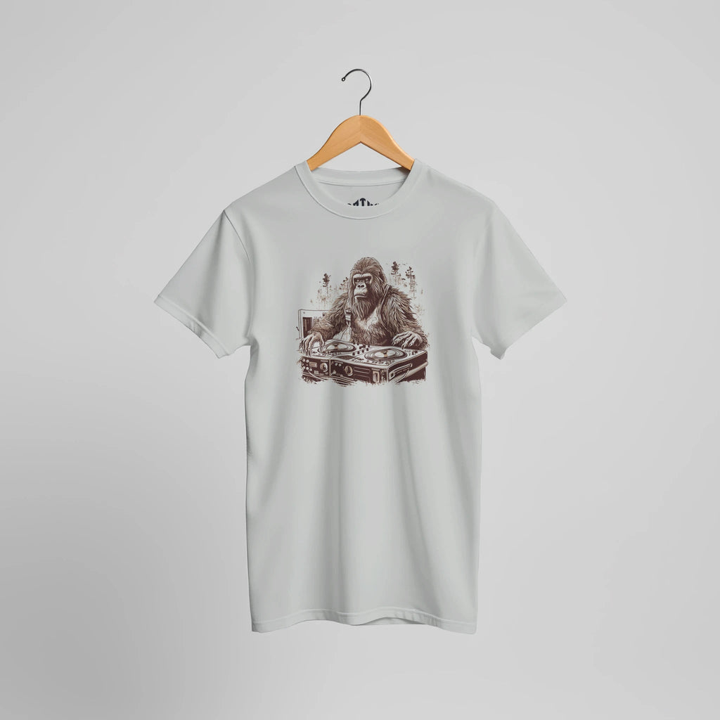 DJ Gorilla Streetwear T-Shirt | Urban Musik Design mit Turntables & Jungle Vibes – T-Shirt for everyday use | AZIKX