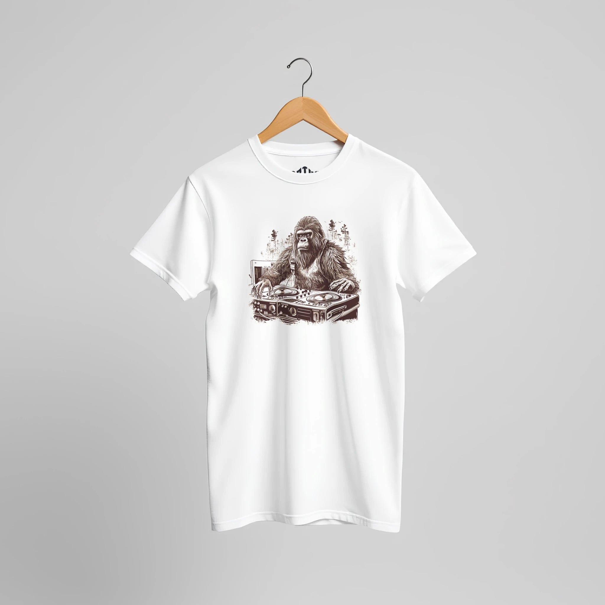 DJ Gorilla Streetwear T-Shirt | Urban Musik Design mit Turntables & Jungle Vibes – T-Shirt for everyday use | AZIKX