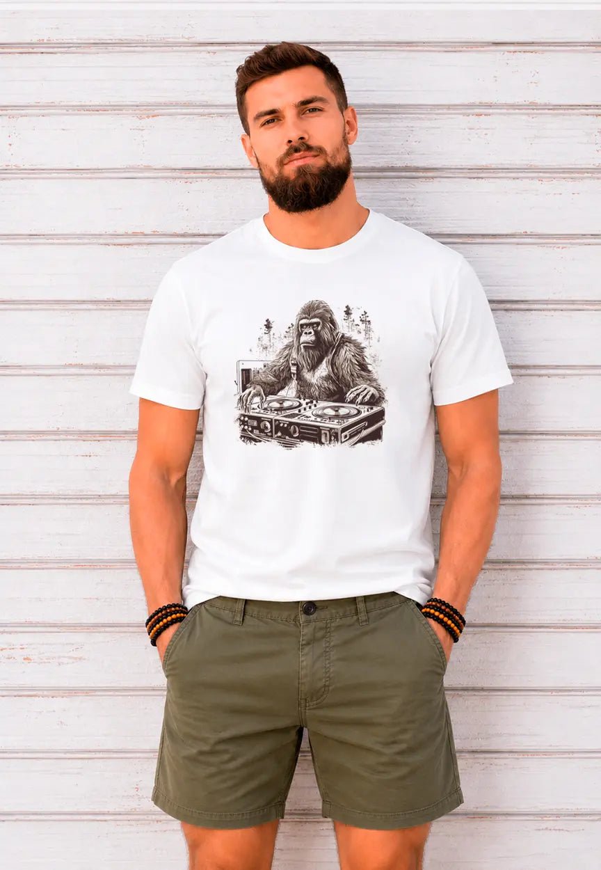 DJ Gorilla Streetwear T-Shirt | Urban Musik Design mit Turntables & Jungle Vibes – T-Shirt for everyday use | AZIKX