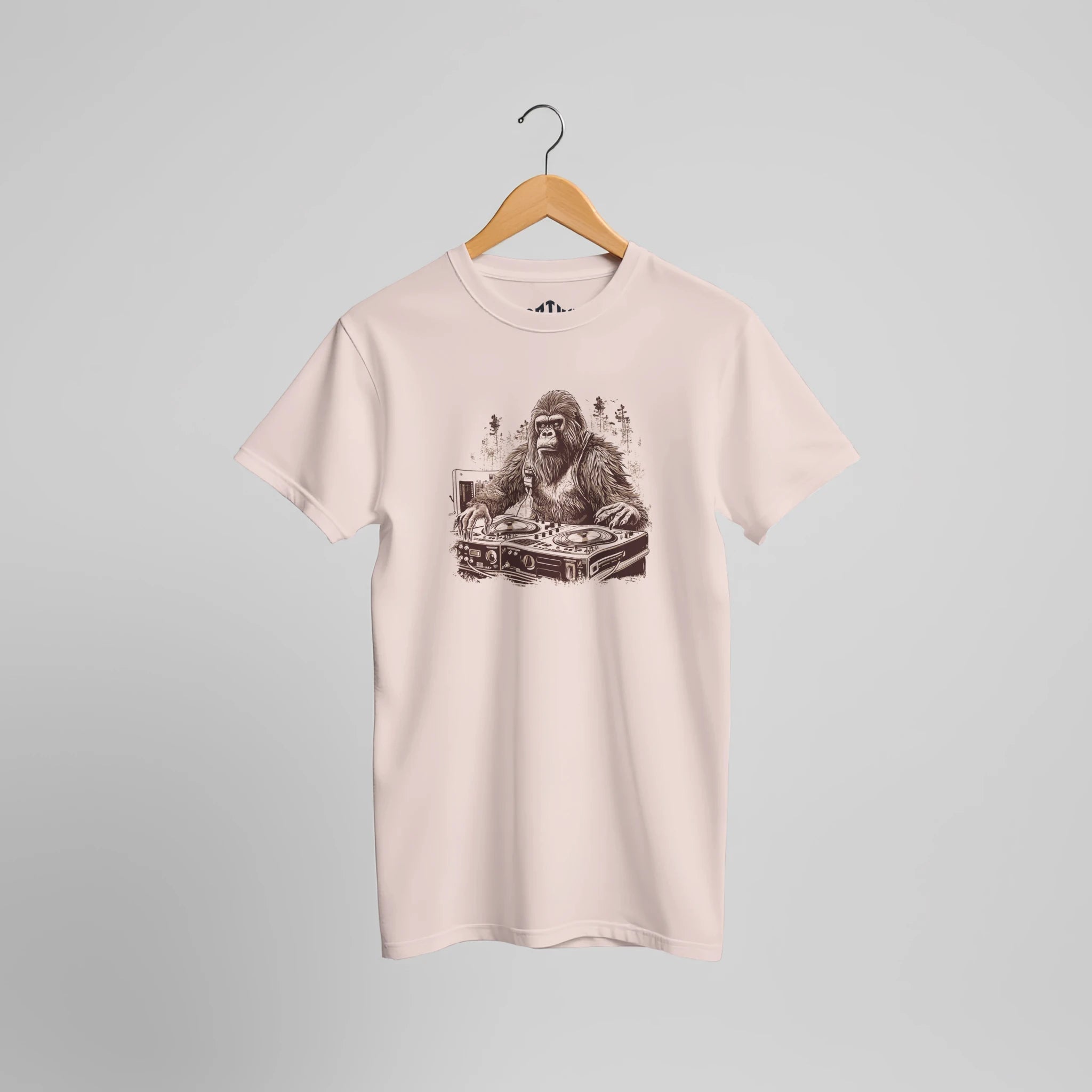 DJ Gorilla Streetwear T-Shirt | Urban Musik Design mit Turntables & Jungle Vibes – T-Shirt for everyday use | AZIKX