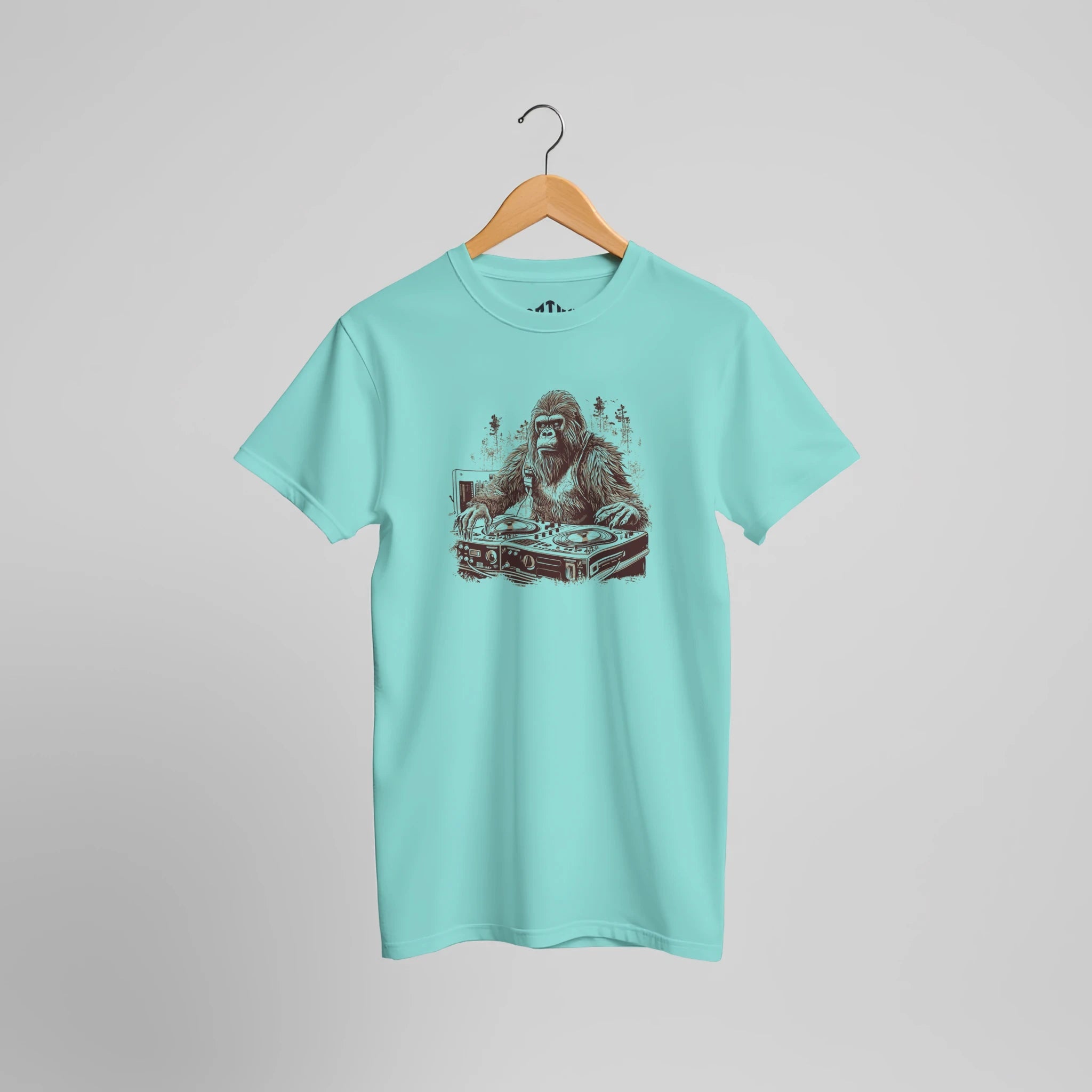 DJ Gorilla Streetwear T-Shirt | Urban Musik Design mit Turntables & Jungle Vibes – T-Shirt for everyday use | AZIKX