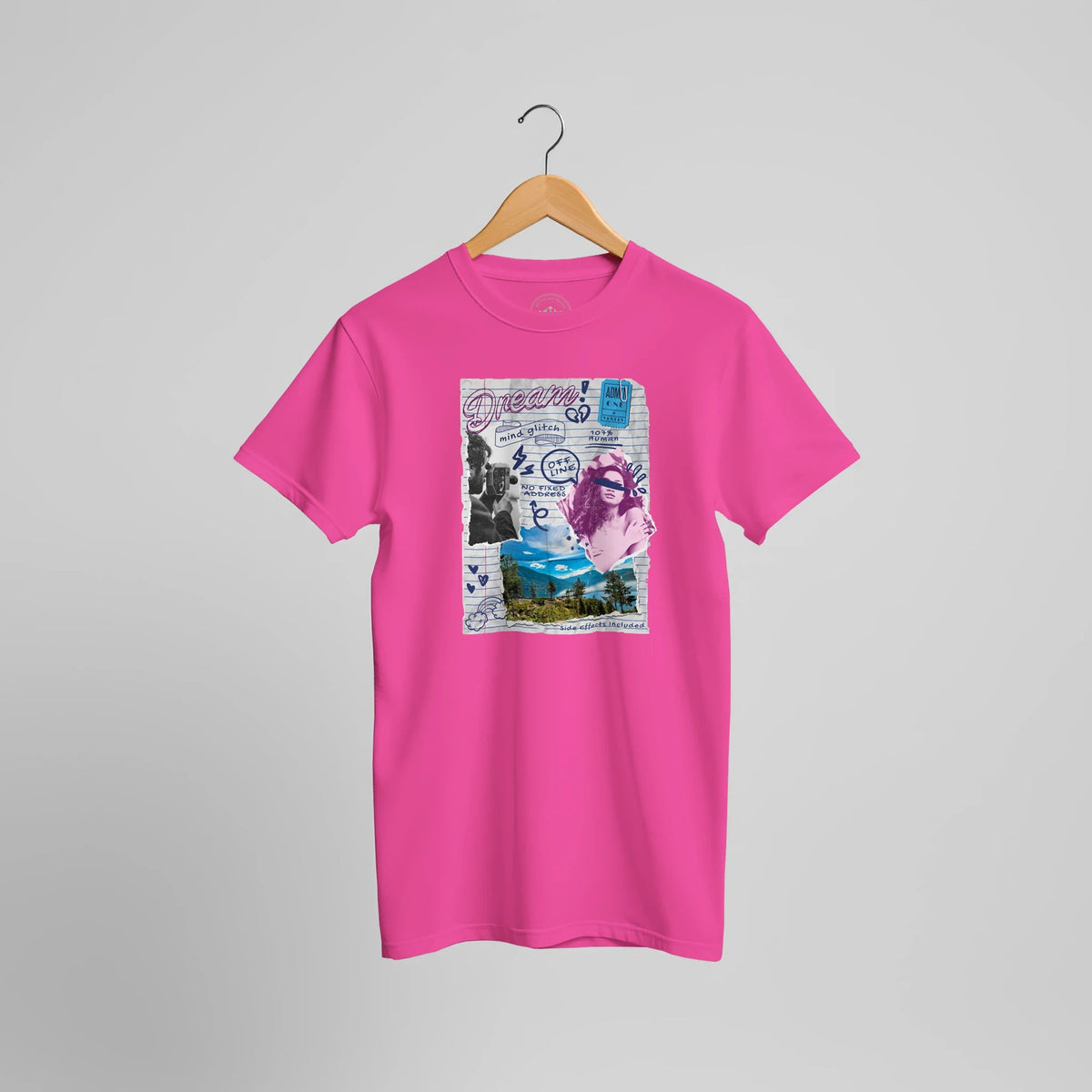 Pinkfarbenes T-Shirt mit bunter Tagebuch-Collage aus Porträt, Schrift und Landschaft, Vorderansicht.