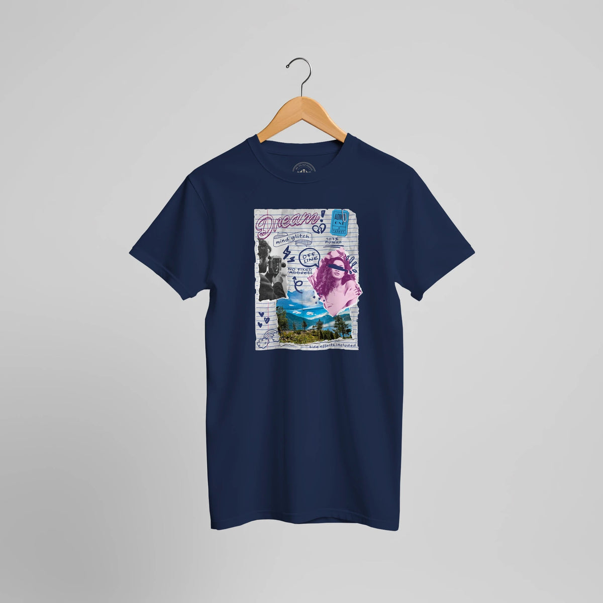 Dunkelblaues T-Shirt mit bunter Tagebuch-Collage aus Porträt, Schrift und Landschaft, Vorderansicht.