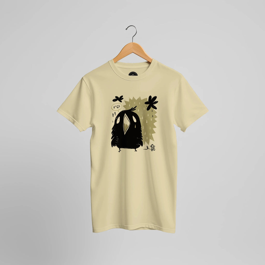 Hellgelbes T-Shirt mit schwarzem Comic-Raben und olivgrünem Hintergrund im Motiv, Vorderansicht.