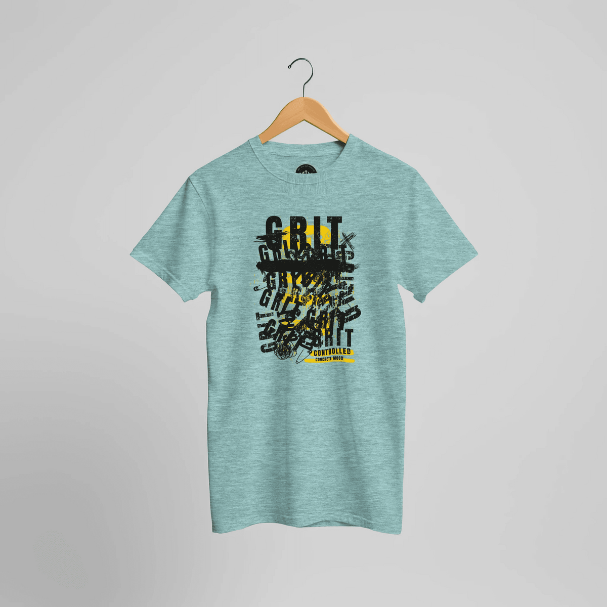 Mintgrün meliertes T-Shirt mit schwarz-gelbem GRIT-Graffiti-Print, Vorderansicht.