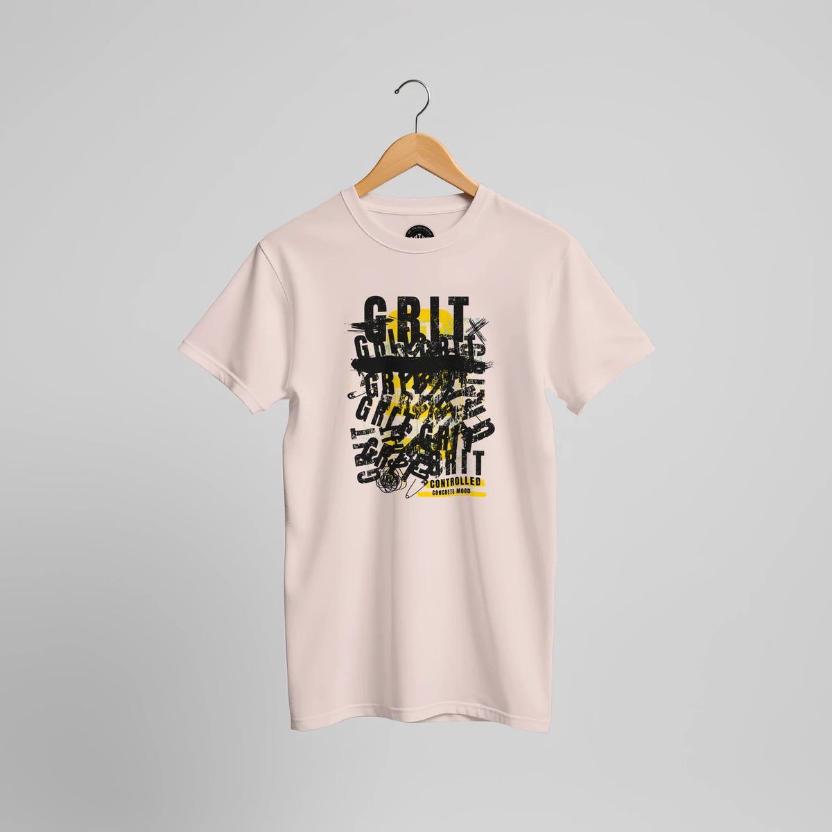 Sandfarbenes T-Shirt mit schwarz-gelbem GRIT-Graffiti-Print, Vorderansicht.