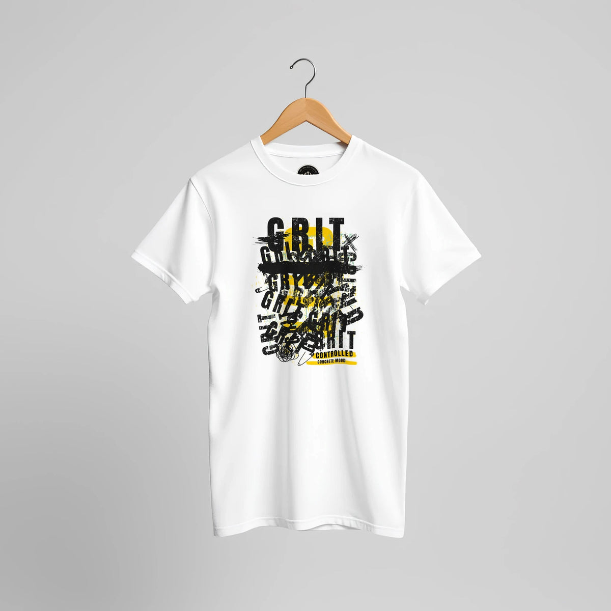 Weißes T-Shirt mit schwarz-gelbem GRIT-Graffiti-Print, Vorderansicht.
