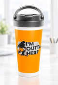 AZIKX orangefarbener Isolierbecher mit Bigfoot auf einem Roller und „I'm Outta Here“-Motiv 