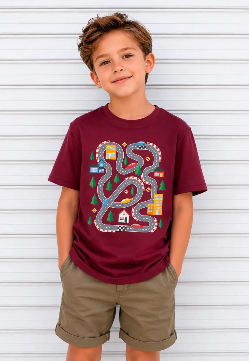 Kinder Rennstrecken Abenteuer T-Shirt | Bunte Auto Spielstraße für Kleine Entdecker – T-Shirt for everyday use | AZIKX
