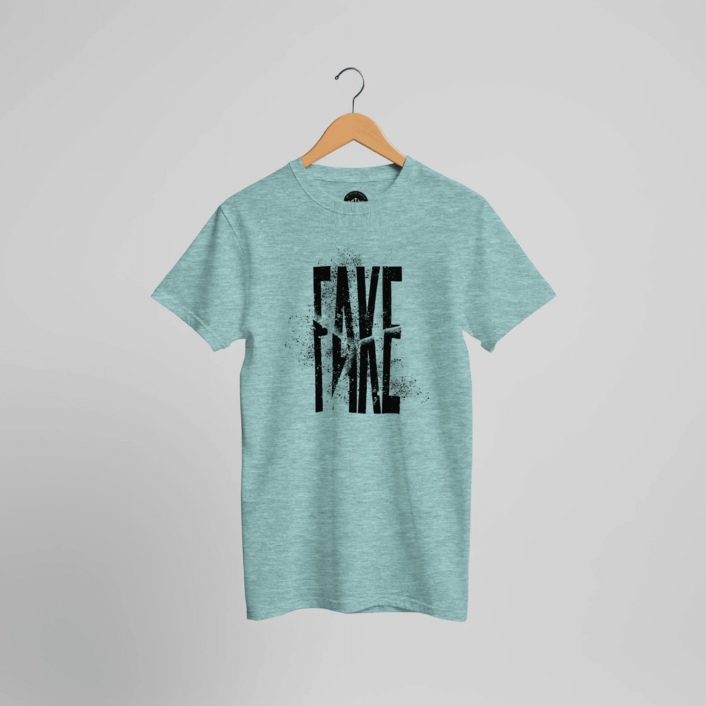 Mintgrün meliertes T-Shirt mit schwarzem FAKE-Schriftzug im Used-Look, Vorderansicht.