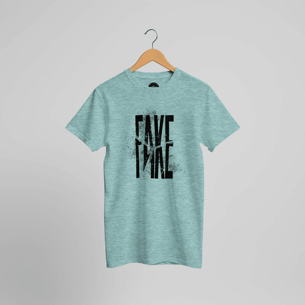 Mintgrün meliertes T-Shirt mit schwarzem FAKE-Schriftzug im Used-Look, Vorderansicht.