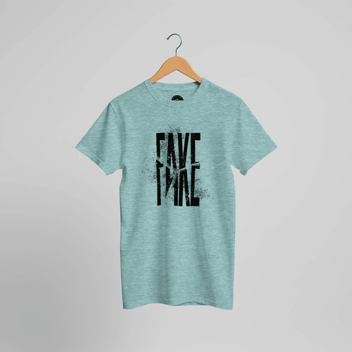 Mintgrün meliertes T-Shirt mit schwarzem FAKE-Schriftzug im Used-Look, Vorderansicht.