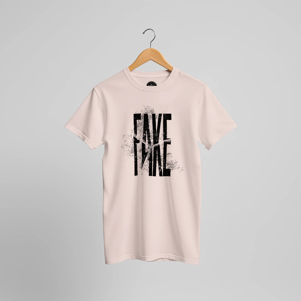 Sandfarbenes T-Shirt mit schwarzem FAKE-Schriftzug im Used-Look, Vorderansicht.