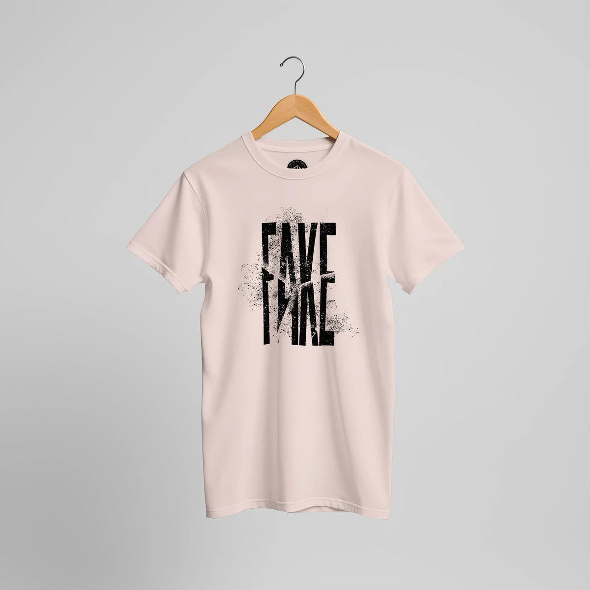 Sandfarbenes T-Shirt mit schwarzem FAKE-Schriftzug im Used-Look, Vorderansicht.