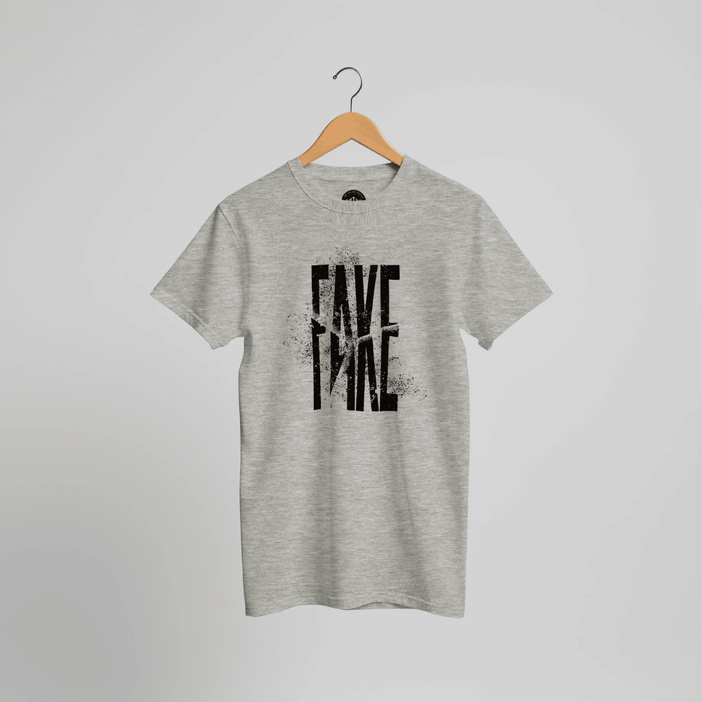 Grau meliertes T-Shirt mit schwarzem FAKE-Schriftzug im Used-Look, Vorderansicht.