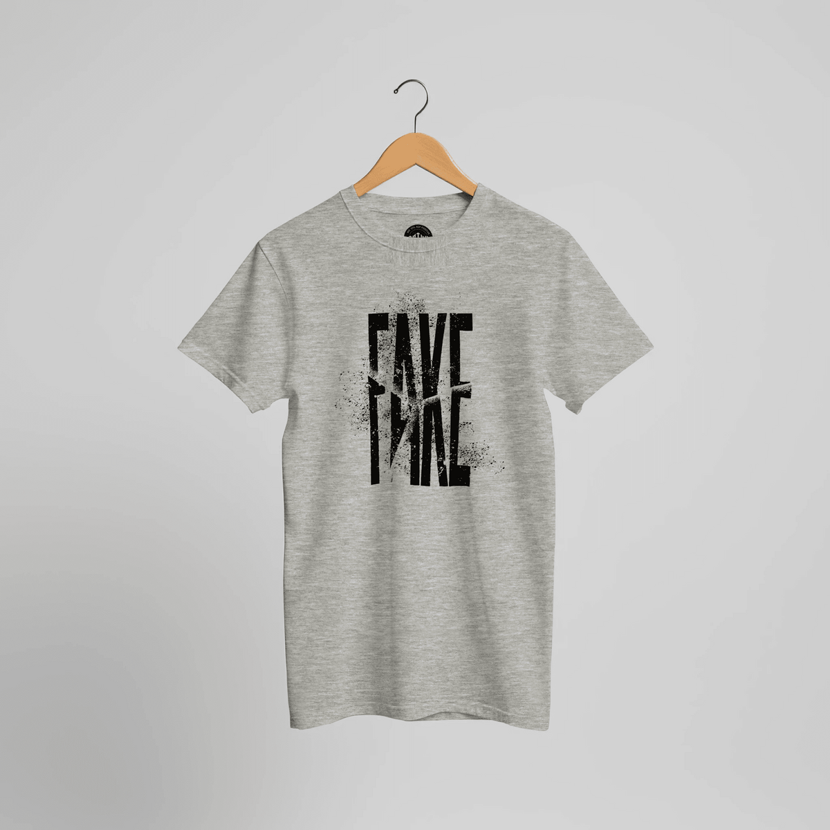 Grau meliertes T-Shirt mit schwarzem FAKE-Schriftzug im Used-Look, Vorderansicht.