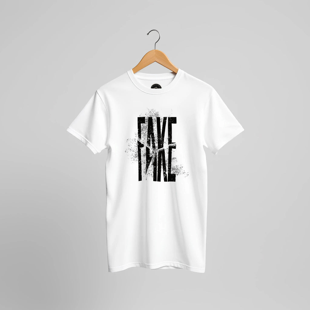 Weißes T-Shirt mit schwarzem FAKE-Schriftzug im Used-Look, Vorderansicht.
