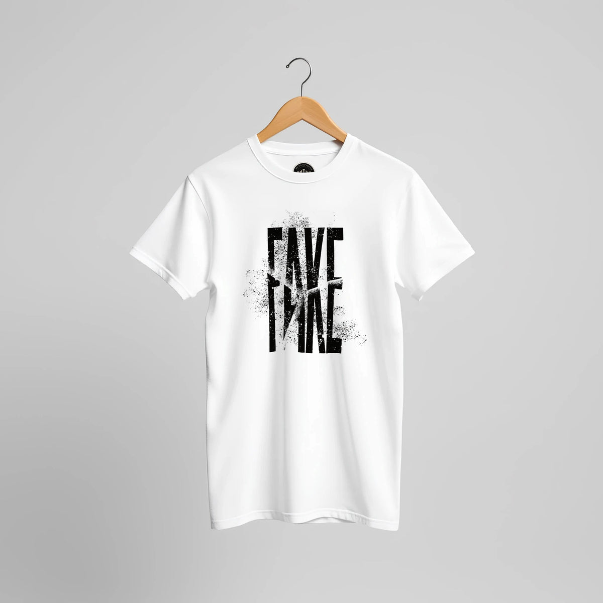 Weißes T-Shirt mit schwarzem FAKE-Schriftzug im Used-Look, Vorderansicht.