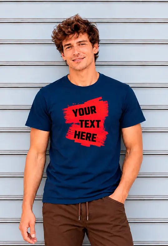 AZIKX dunkelblaues Herren-T-Shirt mit personalisierbarem Text auf rotem Pinselstrich-Motiv