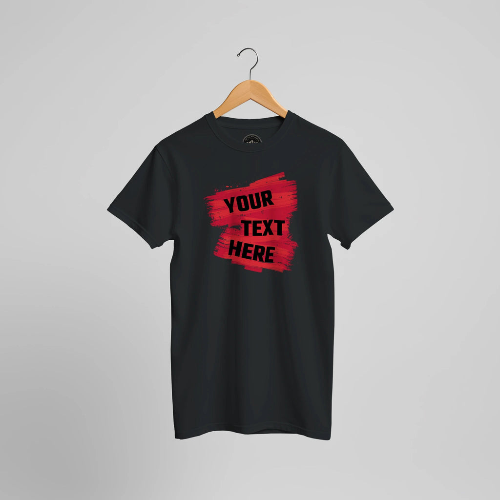 Schwarzes T-Shirt mit rotem Pinselstrich und Beispieltext „YOUR TEXT HERE“, Vorderansicht.