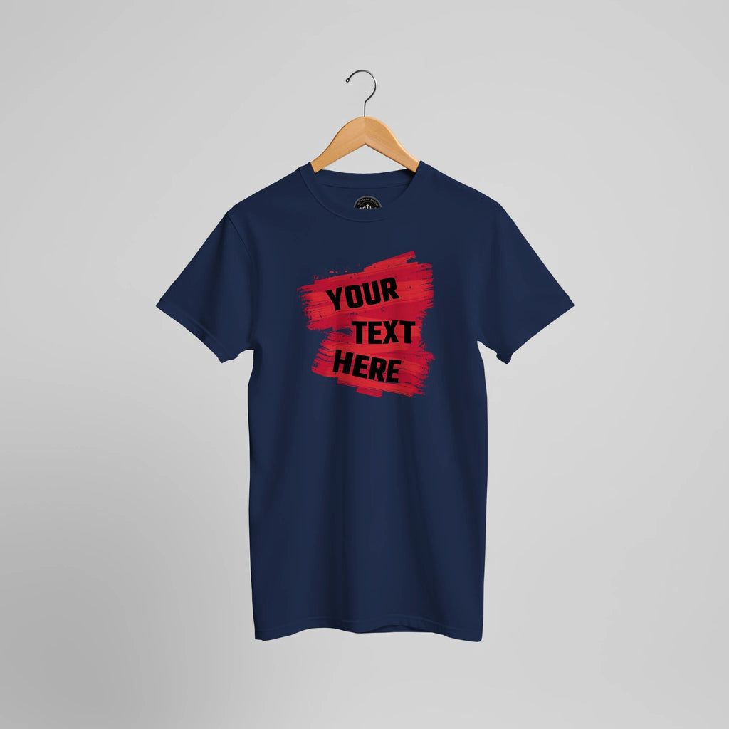 Dunkelblaues T-Shirt mit rotem Pinselstrich und Beispieltext „YOUR TEXT HERE“, Vorderansicht.