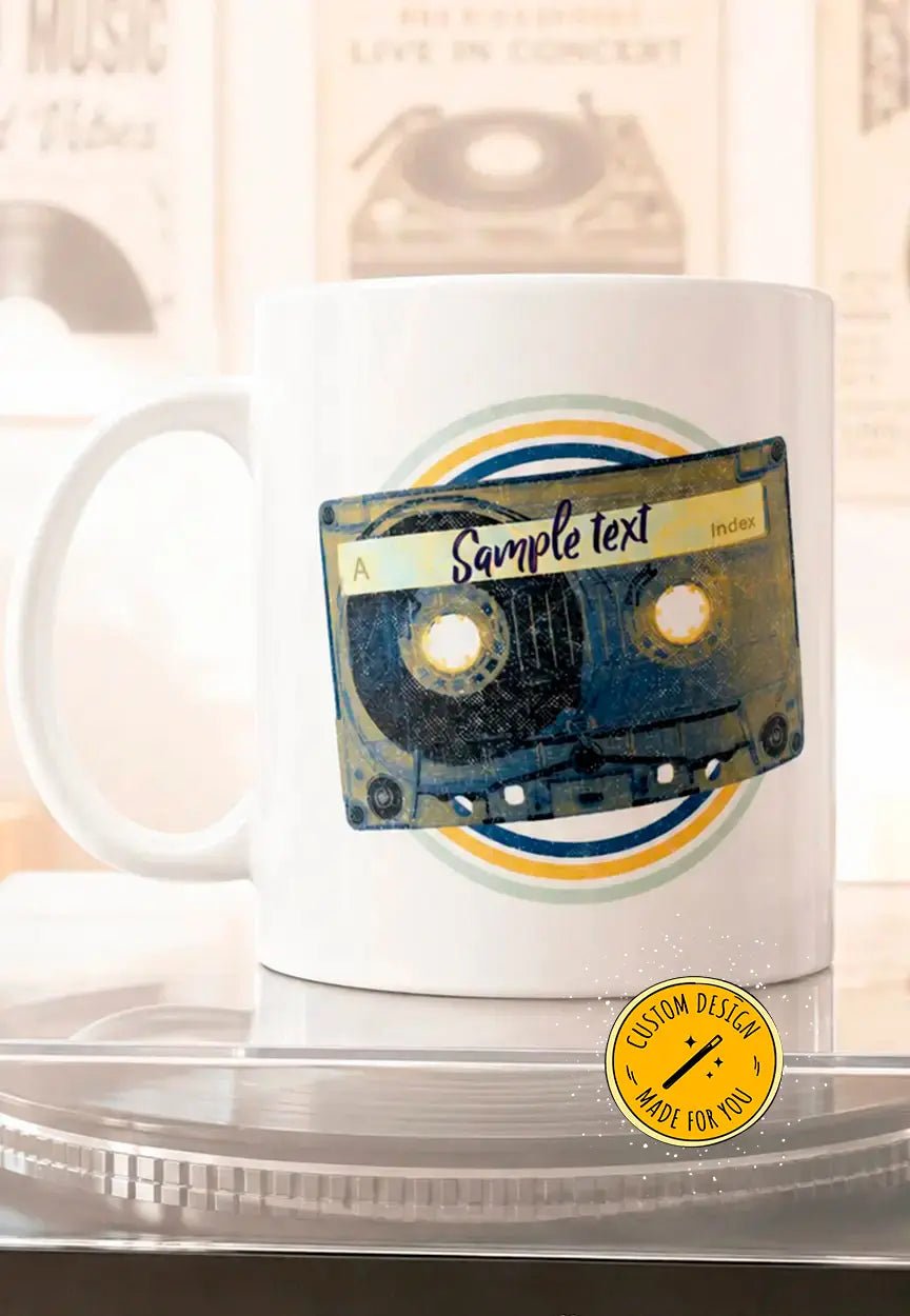 Personalisierte Retro Kassetten Tasse | Eigener Text im Vintage Musik Design – Keramiktasse for everyday use | AZIKX