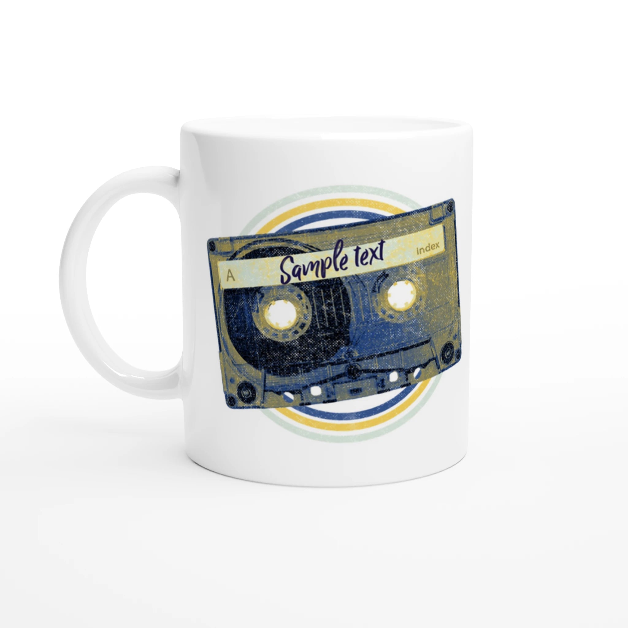 Personalisierte Retro Kassetten Tasse | Eigener Text im Vintage Musik Design – Keramiktasse for everyday use | AZIKX