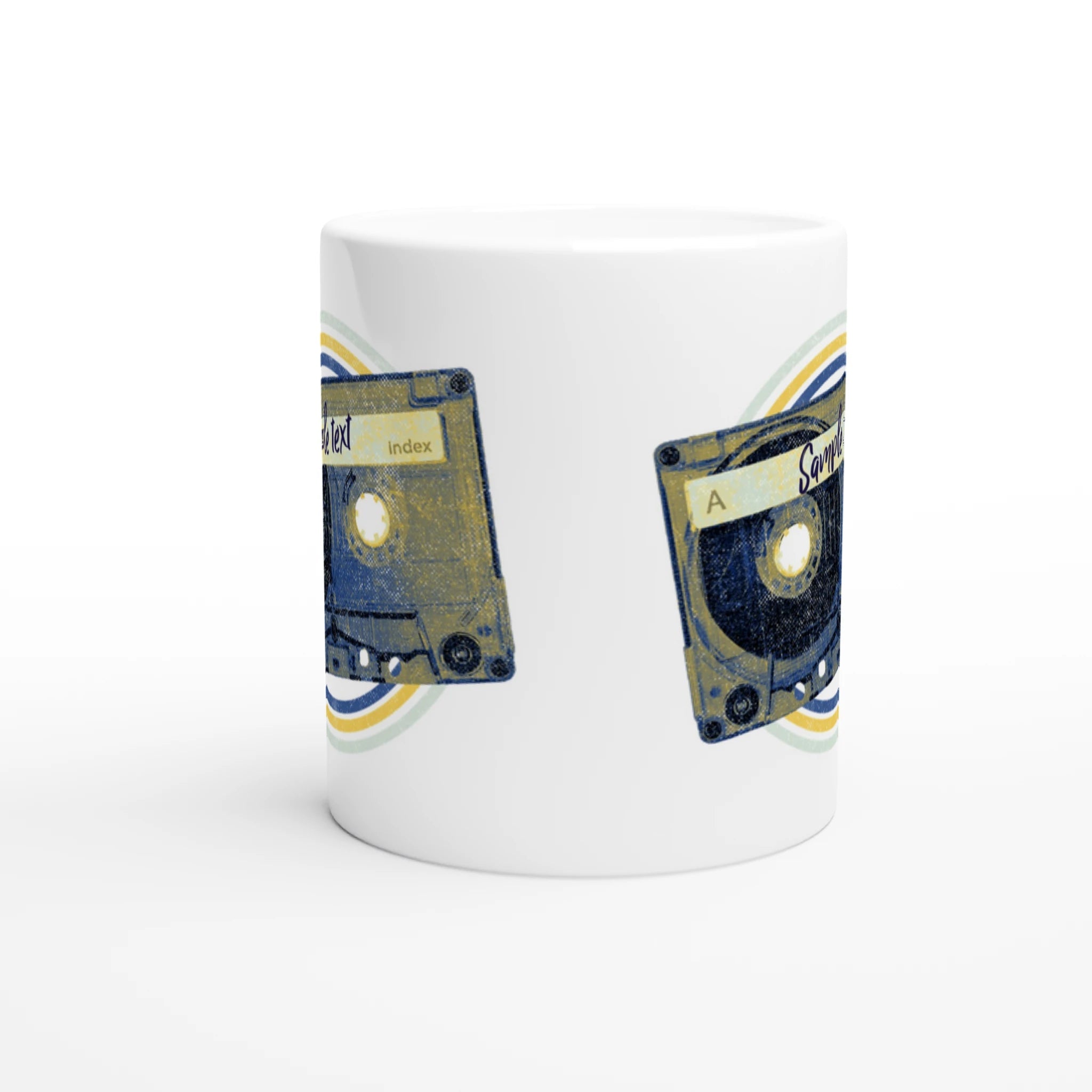 Personalisierte Retro Kassetten Tasse | Eigener Text im Vintage Musik Design – Keramiktasse for everyday use | AZIKX