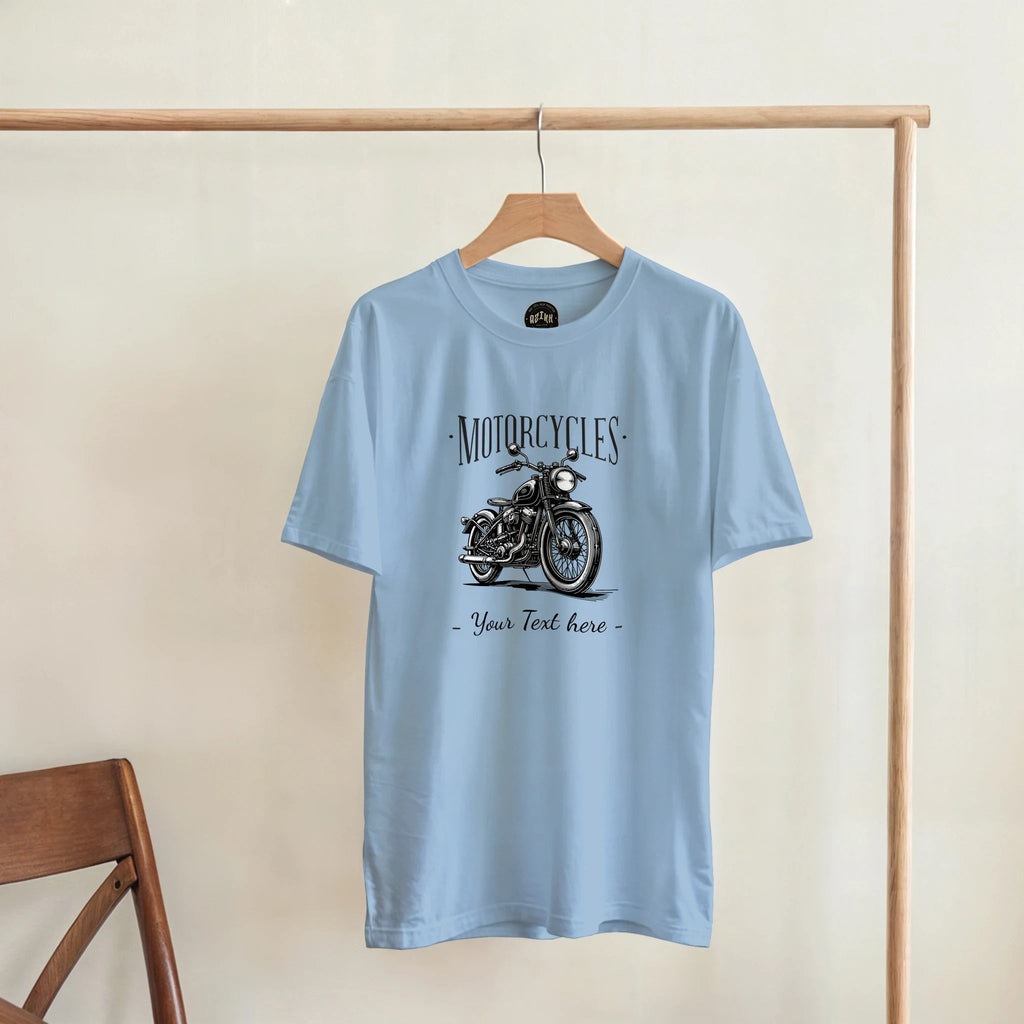 Hellblaues T-Shirt mit Retro-Motorrad und Beispieltext „Your Text here“, Vorderansicht.