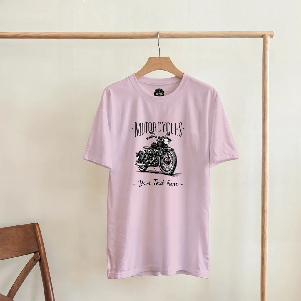 Hellrosafarbenes T-Shirt mit Retro-Motorrad und Beispieltext „Your Text here“, Vorderansicht.
