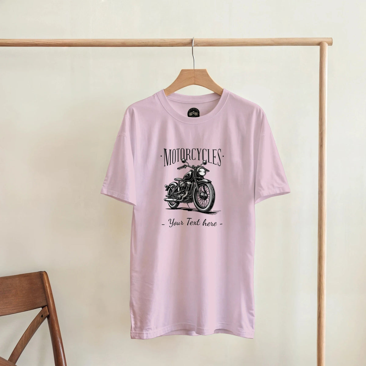 Hellrosafarbenes T-Shirt mit Retro-Motorrad und Beispieltext „Your Text here“, Vorderansicht.