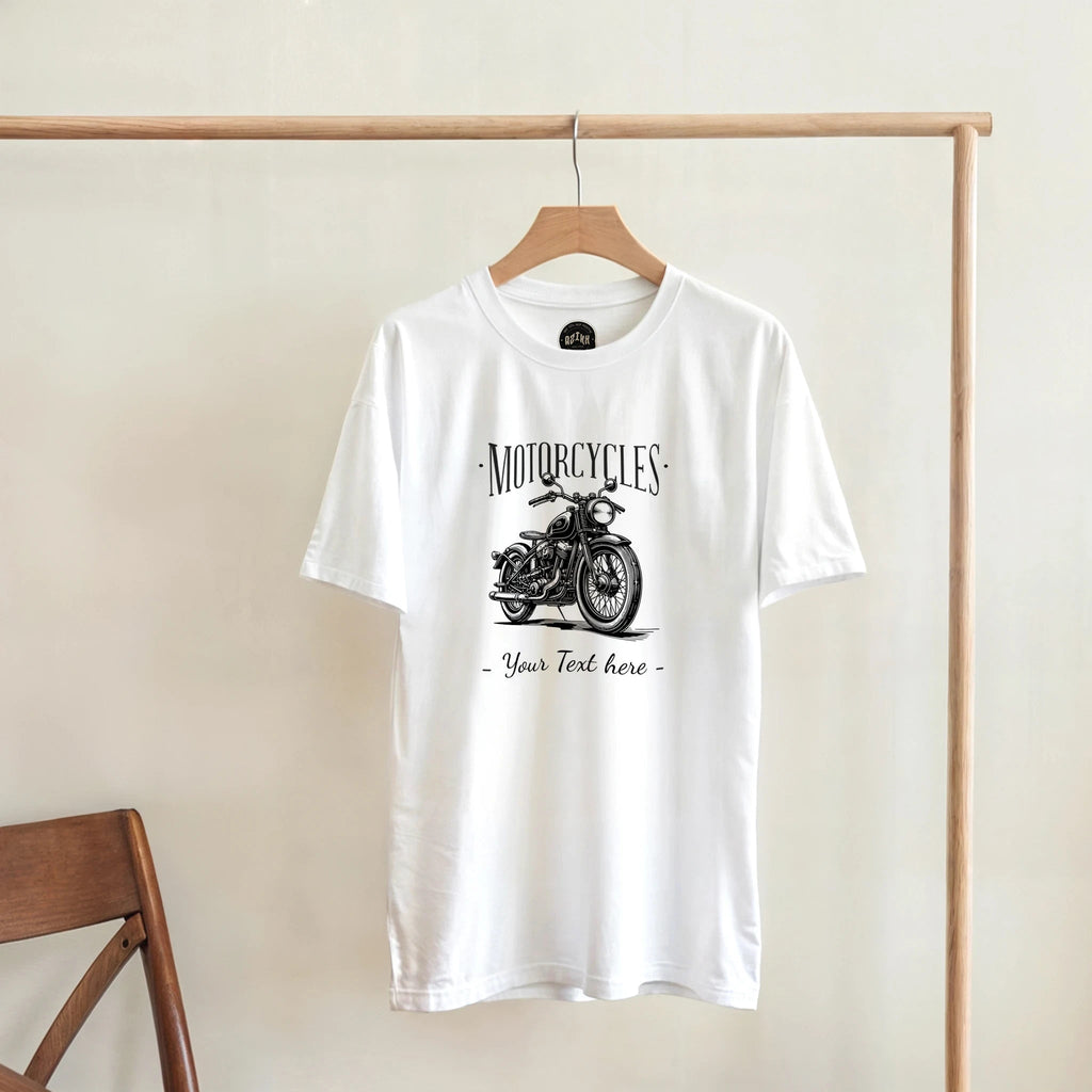 Weißes T-Shirt mit Retro-Motorrad und Beispieltext „Your Text here“, Vorderansicht.