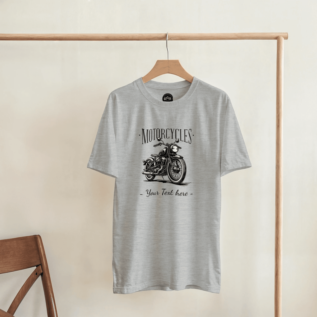 Hellgrau meliertes T-Shirt mit Retro-Motorrad und Beispieltext „Your Text here“, Vorderansicht.