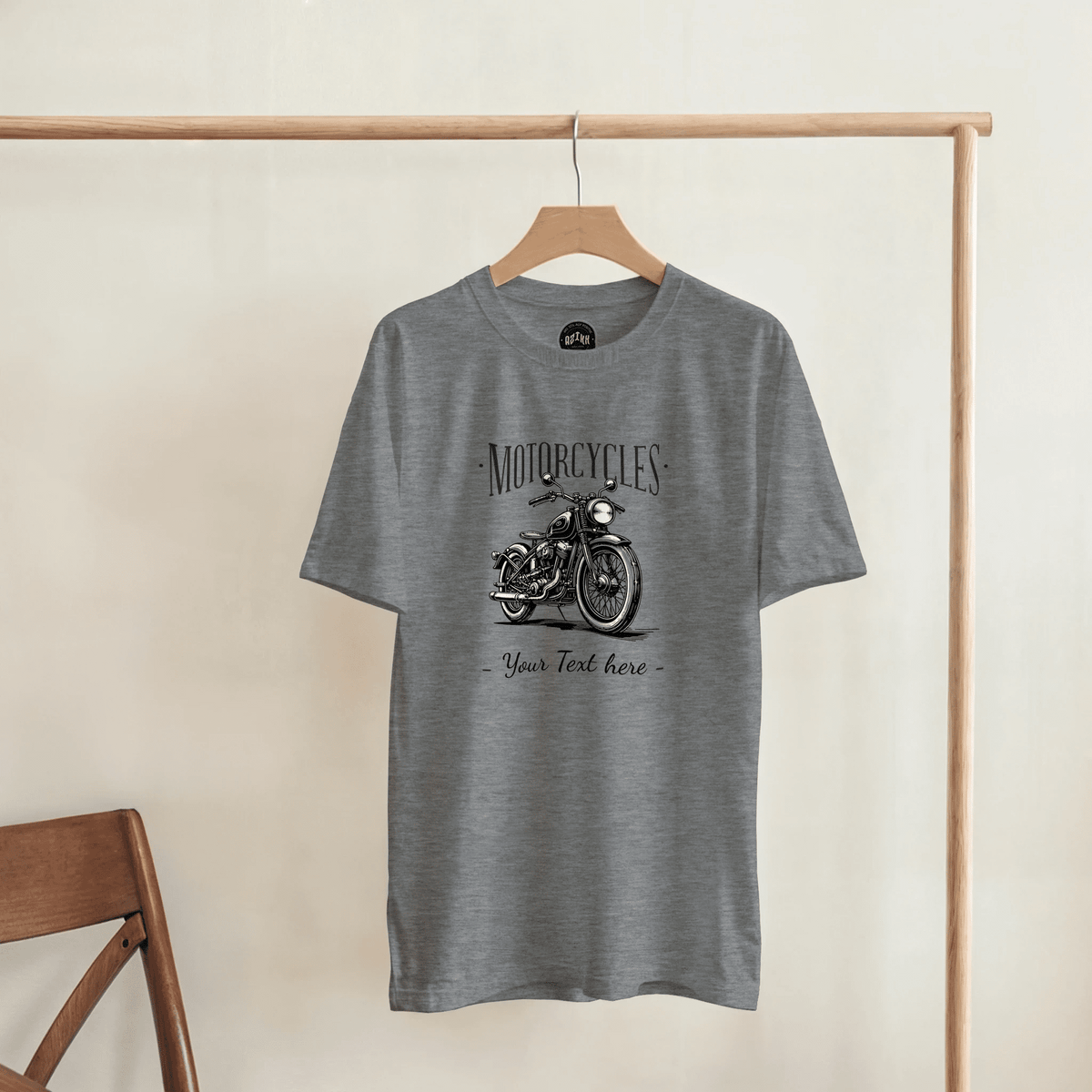 Grau meliertes T-Shirt mit Retro-Motorrad und Beispieltext „Your Text here“, Vorderansicht.