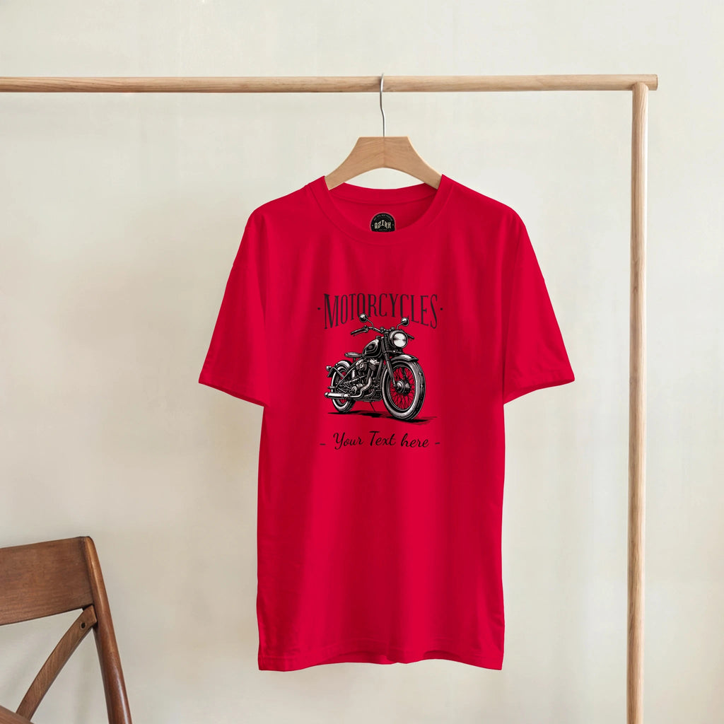 Rotes T-Shirt mit Retro-Motorrad und Beispieltext „Your Text here“, Vorderansicht.