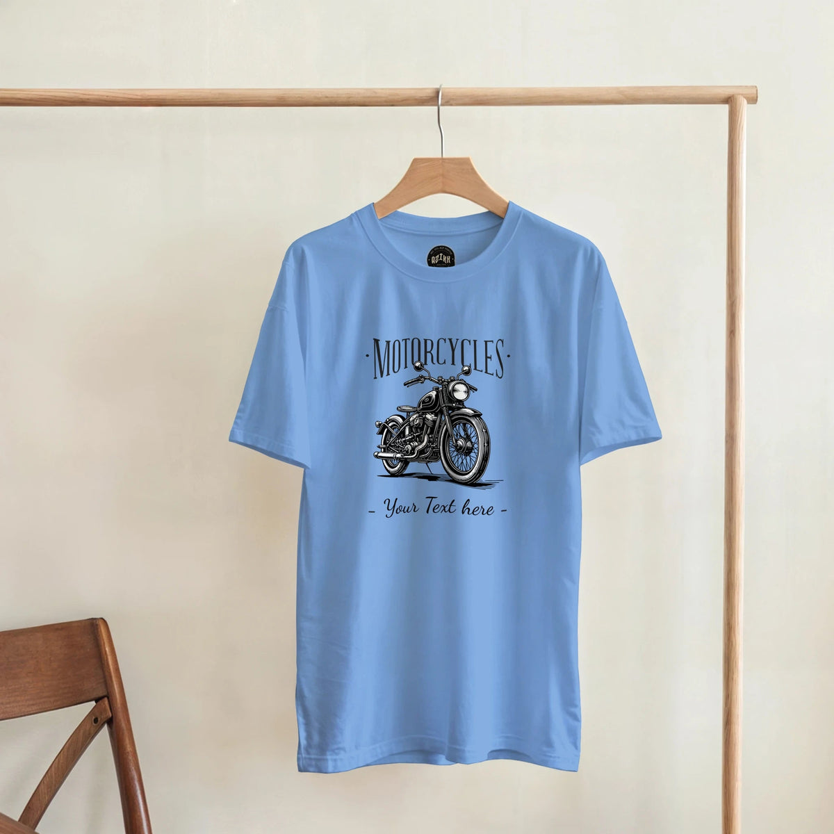 Blaues T-Shirt mit Retro-Motorrad und Beispieltext „Your Text here“, Vorderansicht.