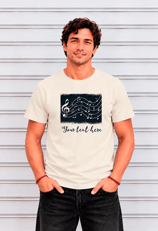 Beiges Unisex-T-Shirt mit weißen Musiknoten auf dunkelblauem Hintergrund und personalisierbarem Wunschtext, getragen von einem männlichen Model_natur