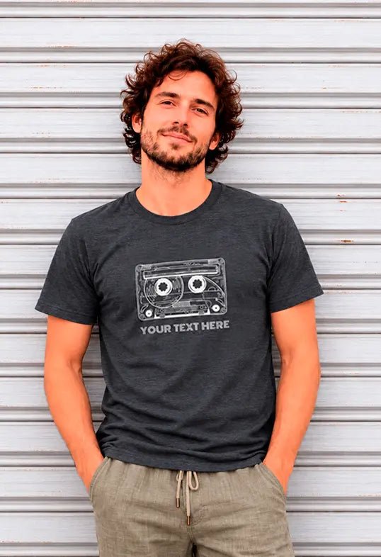 AZIKX anthrazitfarbenes Herren-T-Shirt mit Retro-Kassette und personalisierbarem Schriftzug „Your Text Here“