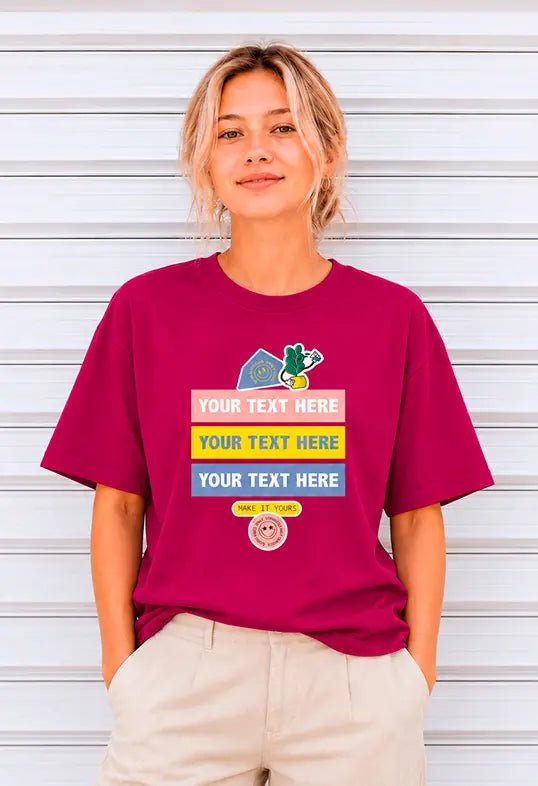 AZIKX bordeauxrotes Unisex-T-Shirt mit drei personalisierbaren Textfeldern, „Your Text Here“-Schriftzug und bunten Retro-Stickern_03