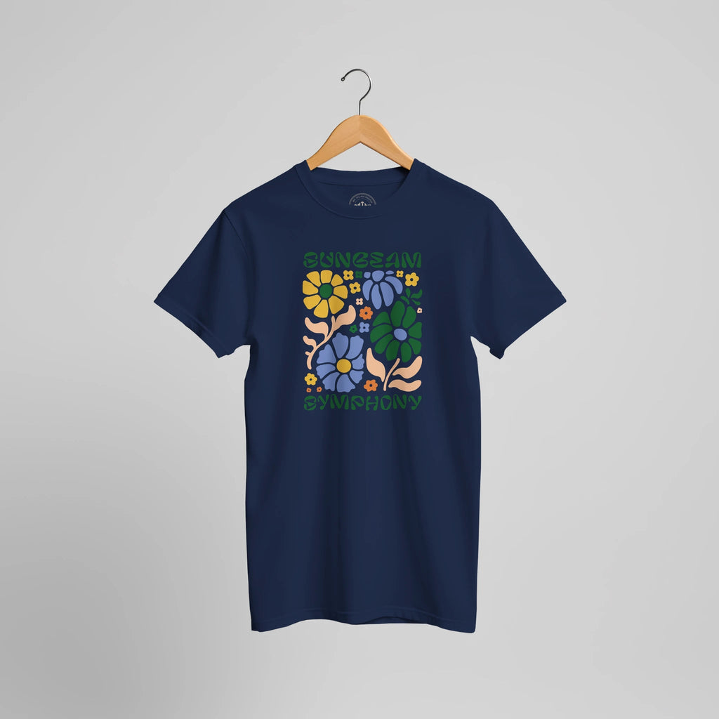 Dunkelblaues T-Shirt mit bunten Retro-Blumen und Schriftzug „SUNBEAM SYMPHONY“, Vorderansicht.