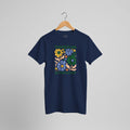 Dunkelblaues T-Shirt mit bunten Retro-Blumen und Schriftzug „SUNBEAM SYMPHONY“, Vorderansicht.