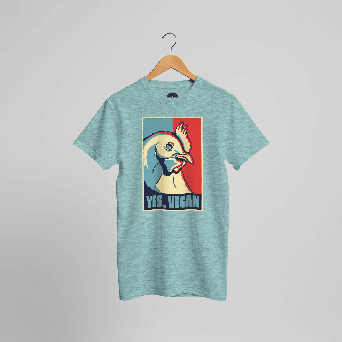 Mintgrün meliertes T-Shirt mit Retro-Huhn und Aufschrift „YES, VEGAN“, Vorderansicht.