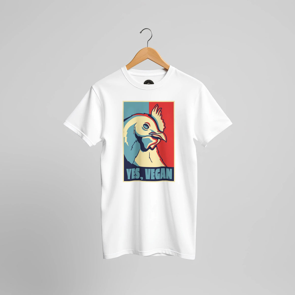 Weißes T-Shirt mit Retro-Huhn und Aufschrift „YES, VEGAN“, Vorderansicht.